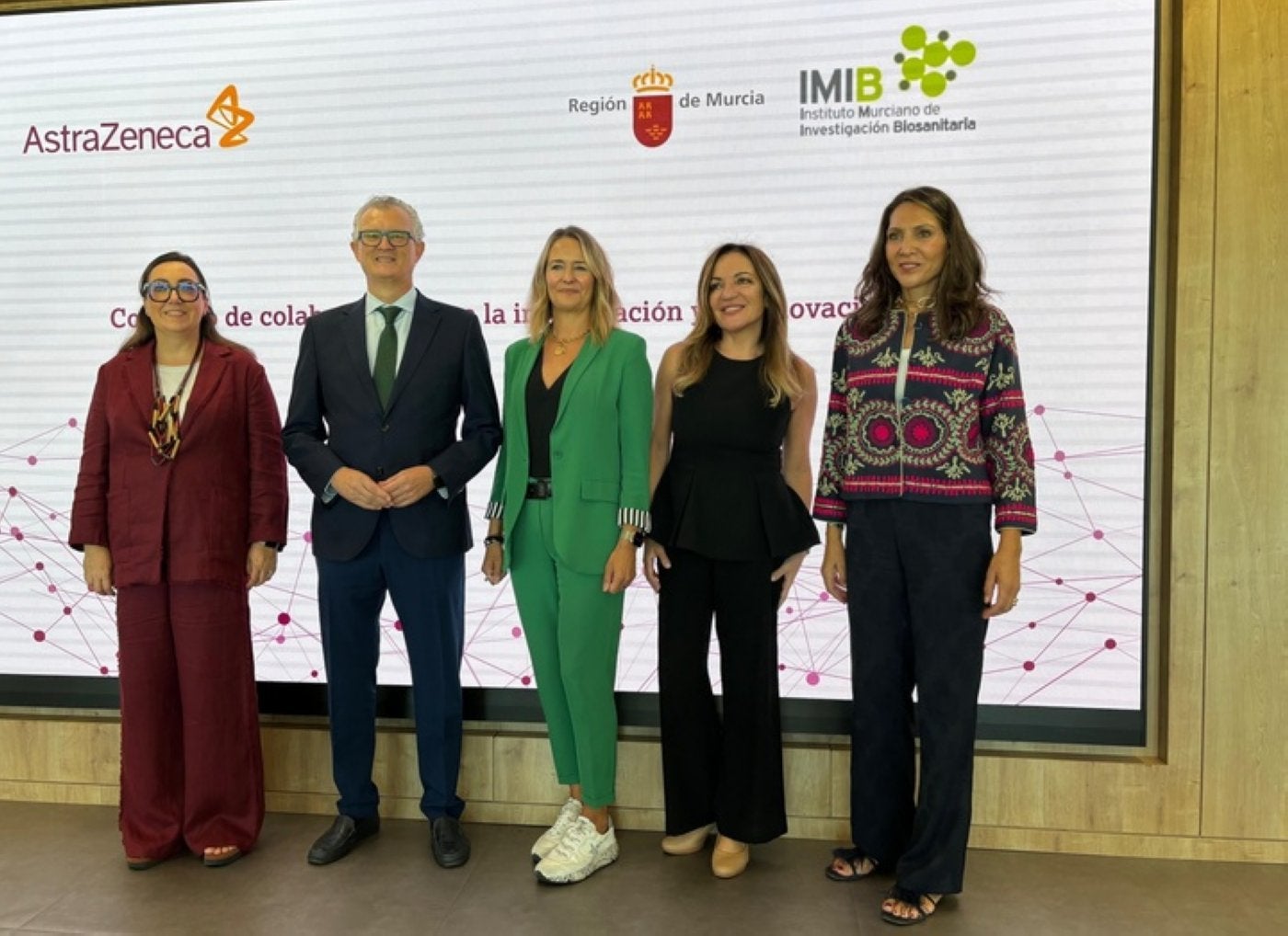 Pedreño suscribió el acuerdo con Marta Moreno (c), de AstraZeneca.