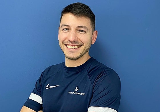 David Cuartero, fisio murciano, posa con la camiseta de su clínica.