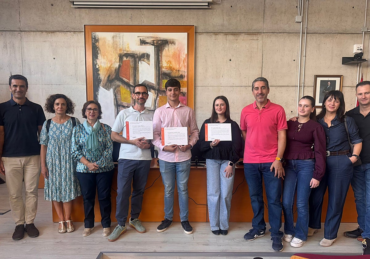 Alumnos premiados junto a sus profesores en la entrega de reconocimientos.