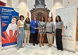 La presidenta de la asociación Alzheimer y la concejala del Mayor (c) junto a técnicos municipales y terapeutas.