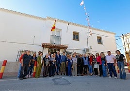 Vecinos y políticos del PP ante las puertas del cuartel de la Guardia Civil en Zarcilla de Ramos.
