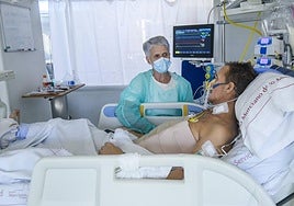 Paqui Muñoz atiende a su hijo Pedro en la UCI de La Arrixaca, esta semana.