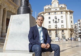 Juan Cascales, el viernes en la plaza del Ayuntamiento de Cartagena. Al fondo, el edificio de la sede central de Canales del Taibilla.