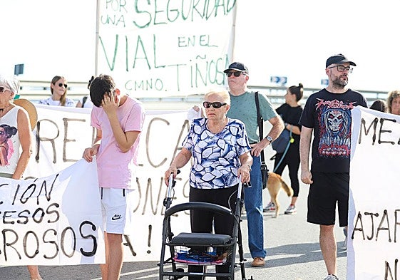 Vecinos del entorno protestan en el puente sobre el ferrocarril de Camino de Tiñosa.