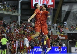 Gon choca su pecho con el de Waltinho para celebrar su gol.