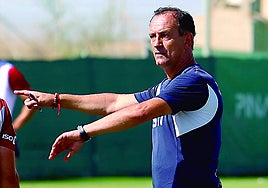 Etxeberria, dirigiendo un entrenamiento del Real Murcia en el Pinatar Arena.