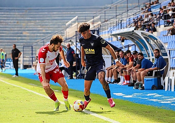 Julito, del UCAM, junto a un defensor del Antoniano.