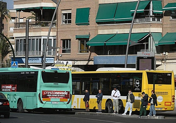Dos vehículos del transporte interurbano y urbano en una de las paradas de la Plaza Circular de Murcia.