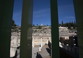 Vista de la ladera sur del cerro de Molinete vista desde la calle Balcones Azules, con los restos del templo de Isis en primer término.