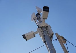 Una de las cámaras de vigilancia instaladas recientemente en la carretera de Los Nietos.