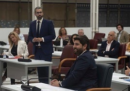 Francisco Lucas se dirige a Fernando López Miras, que sonríe, durante un cara a cara entre ambos en la Asamblea en 2023.