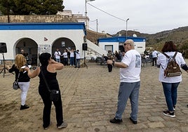 Protesta por la contaminación minera de la bahía de Portmán, junto a la sede del club náutico, en 2023.