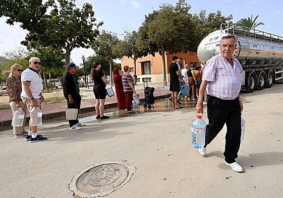 Reparto de agua con una cuba en San Cayetano por las inundaciones dana Alice.