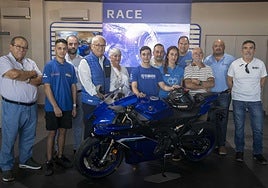 De izquierda a derecha Antonio Tovar, Alberto Risueño, Antonio Tovar Jr., Joaquín Martínez de Dandy Moto, Amelia Carmona, Juan Risueño (piloto) Juan Francisco, Amelia Hernández, Paco Mondéjar, Clemente Hernández, José Antonio García y José López junto a su moto Yamaha.