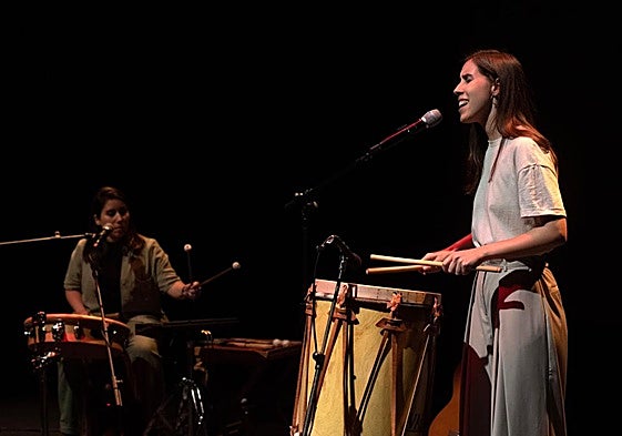 Ester Vallejo, en el escenario, interpretando 'Cantoras', la canción ganadora.