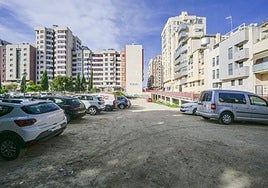 Imagen de una de las parcelas en las que el Consistorio planea construir vivienda de alquiler y que se usa habitualmente como parking.