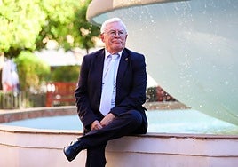 En su barrio.José Antonio Cobacho, en la Plaza Mayor de Murcia, esta semana.
