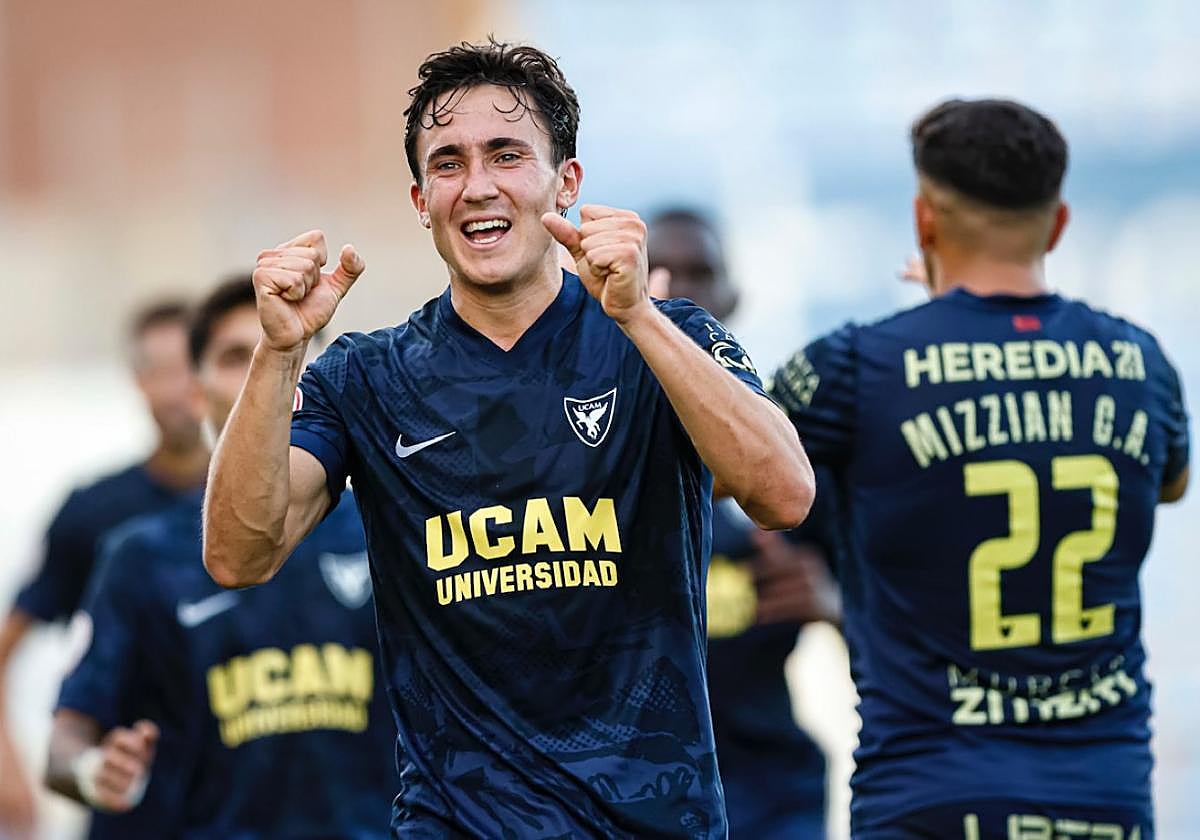 Marcos Pérez celebrando uno de los goles al Estepona.