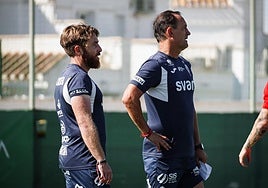 Joseba Etxeberria, a la derecha, sigue el desarollo de un entrenamiento del Real Murcia junto con Javi González, preparador físico.