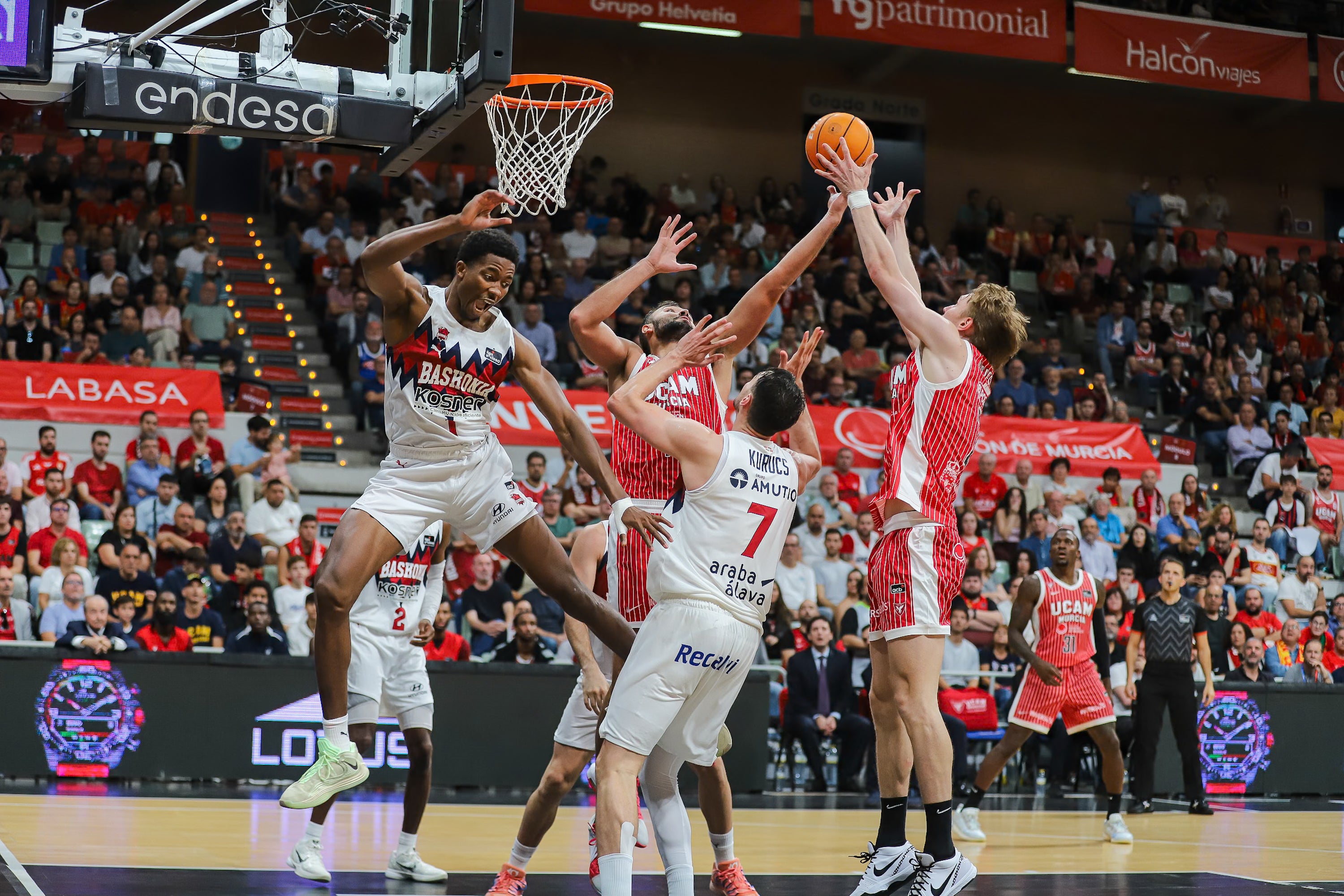 El UCAM Murcia se recompone en casa y vence al Baskonia, en imágenes