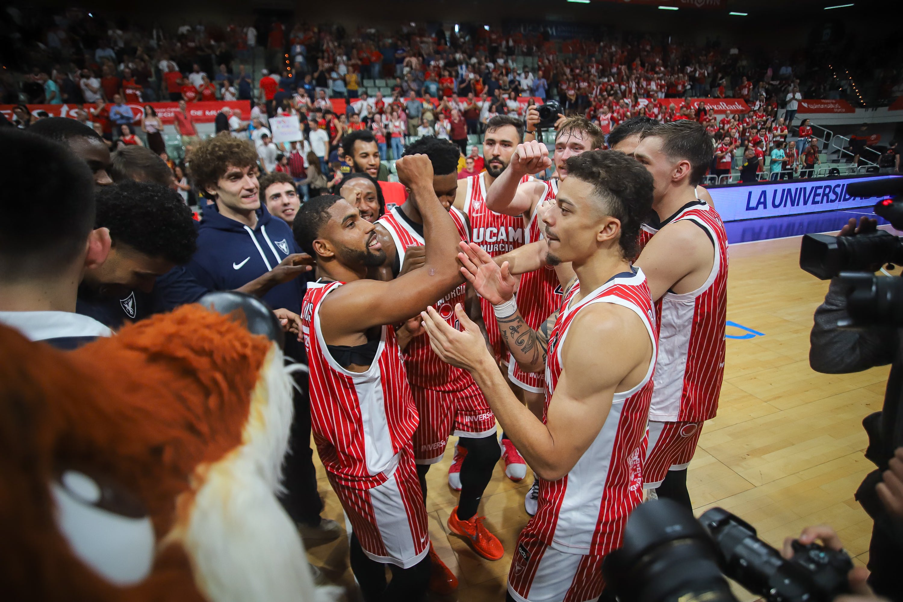 El UCAM Murcia se recompone en casa y vence al Baskonia, en imágenes