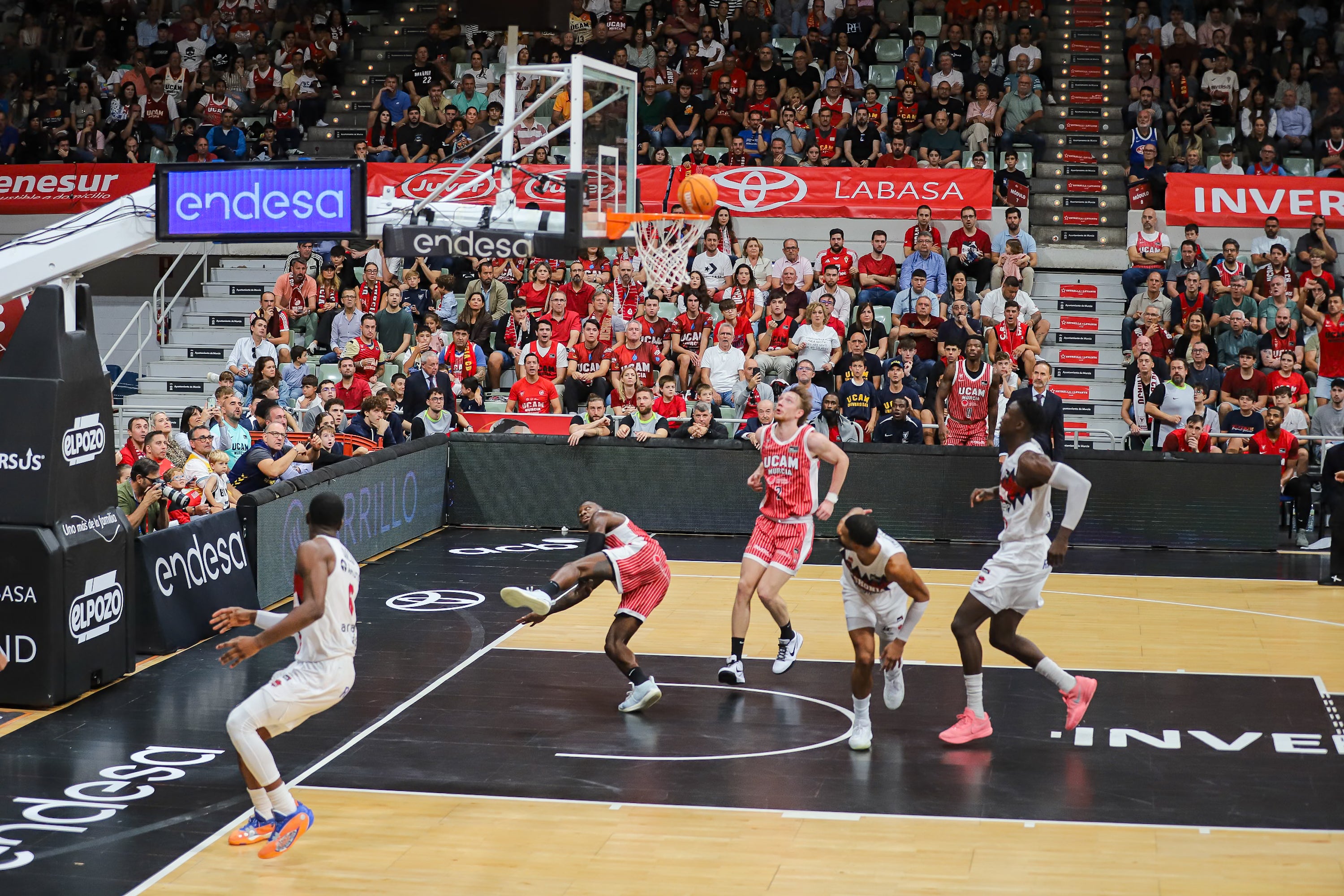 El UCAM Murcia se recompone en casa y vence al Baskonia, en imágenes