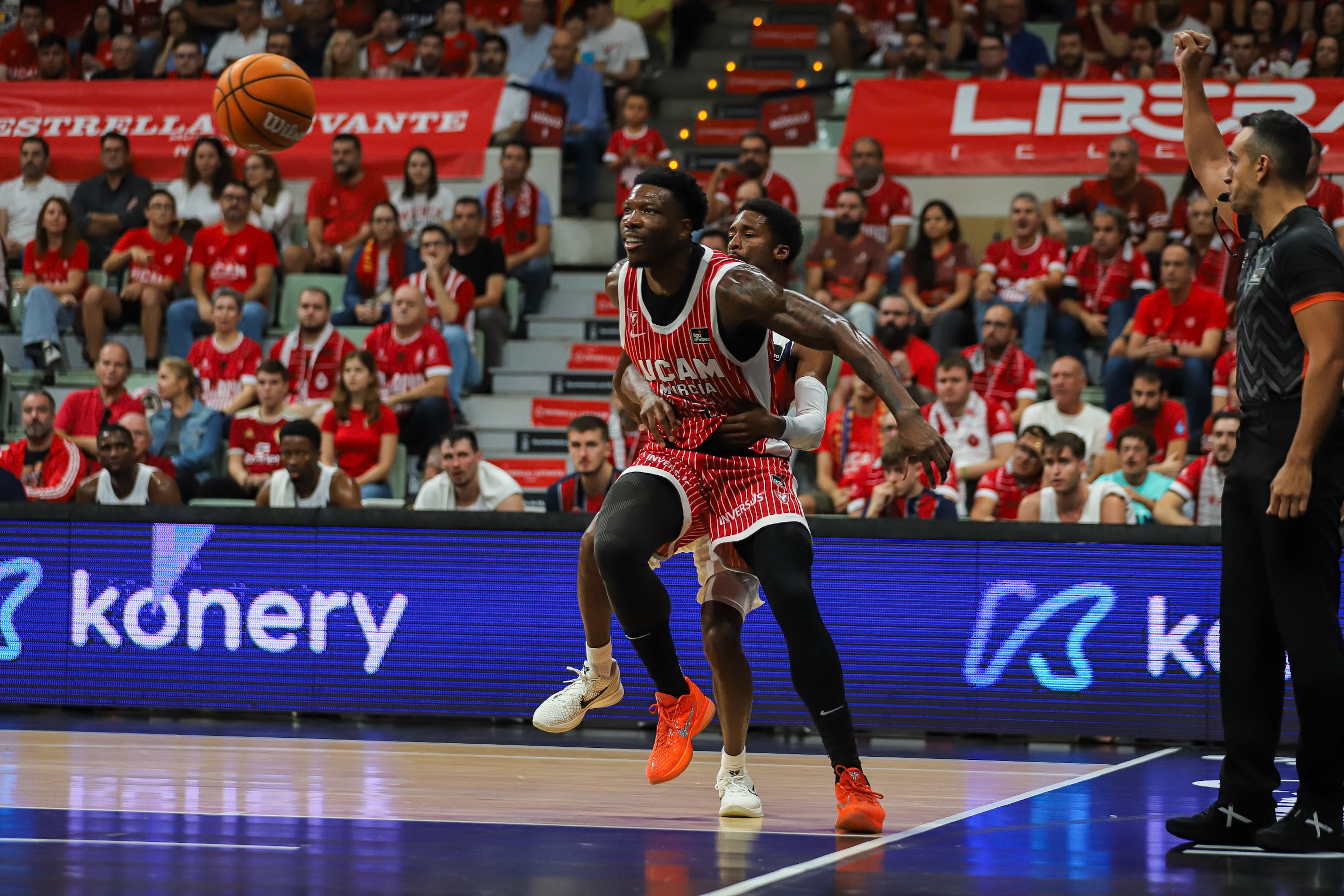 El UCAM Murcia se recompone en casa y vence al Baskonia, en imágenes