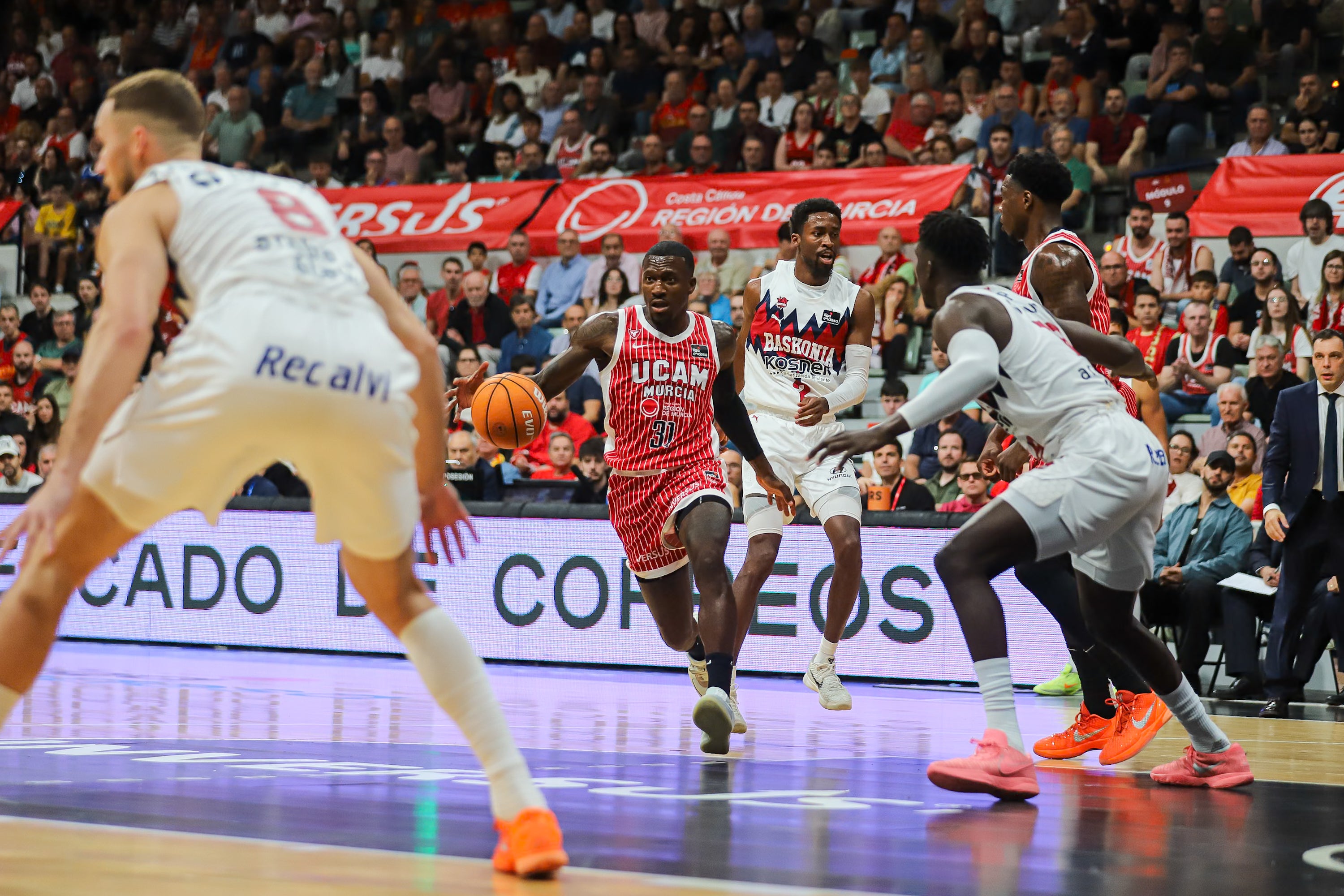 El UCAM Murcia se recompone en casa y vence al Baskonia, en imágenes