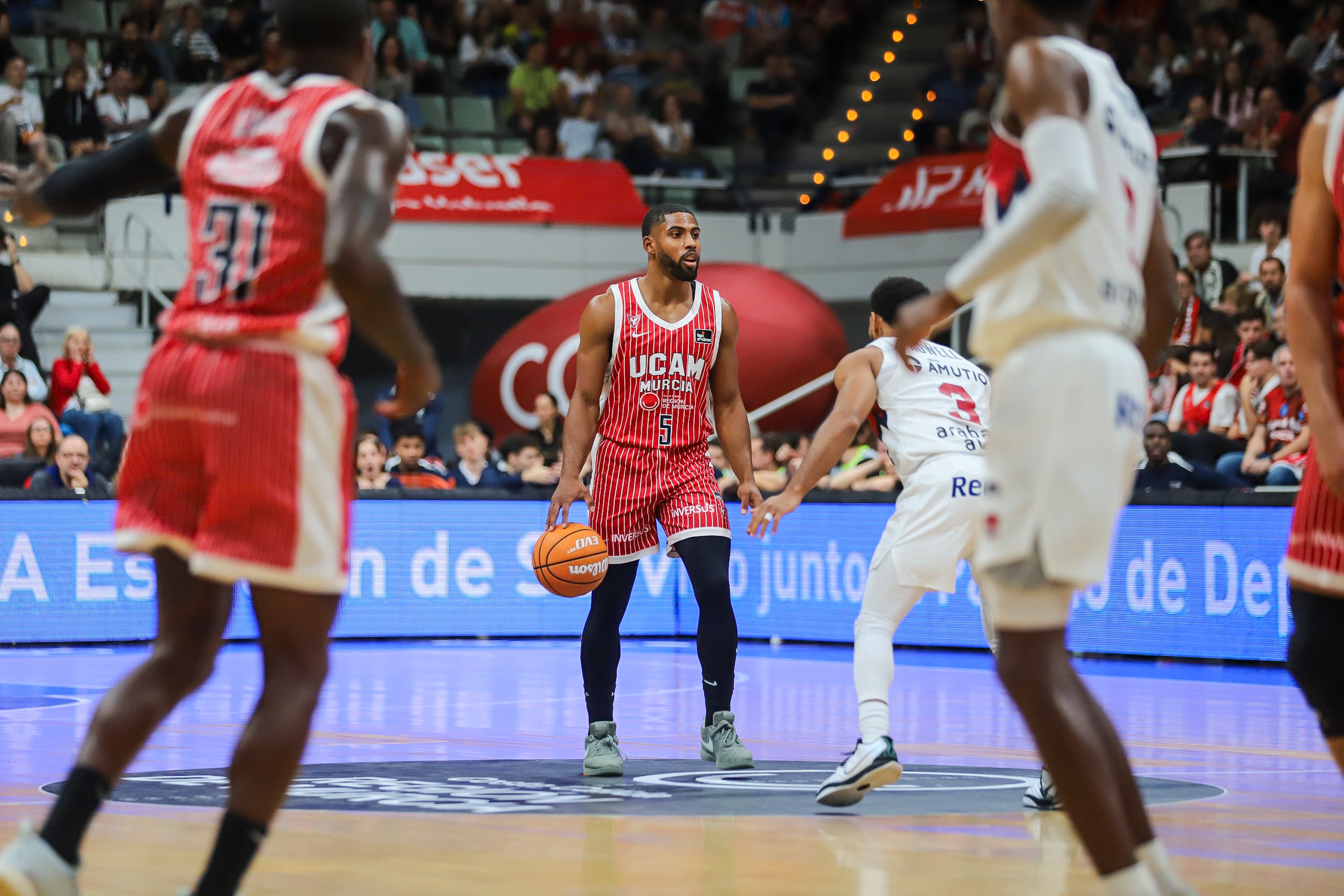 El UCAM Murcia se recompone en casa y vence al Baskonia, en imágenes