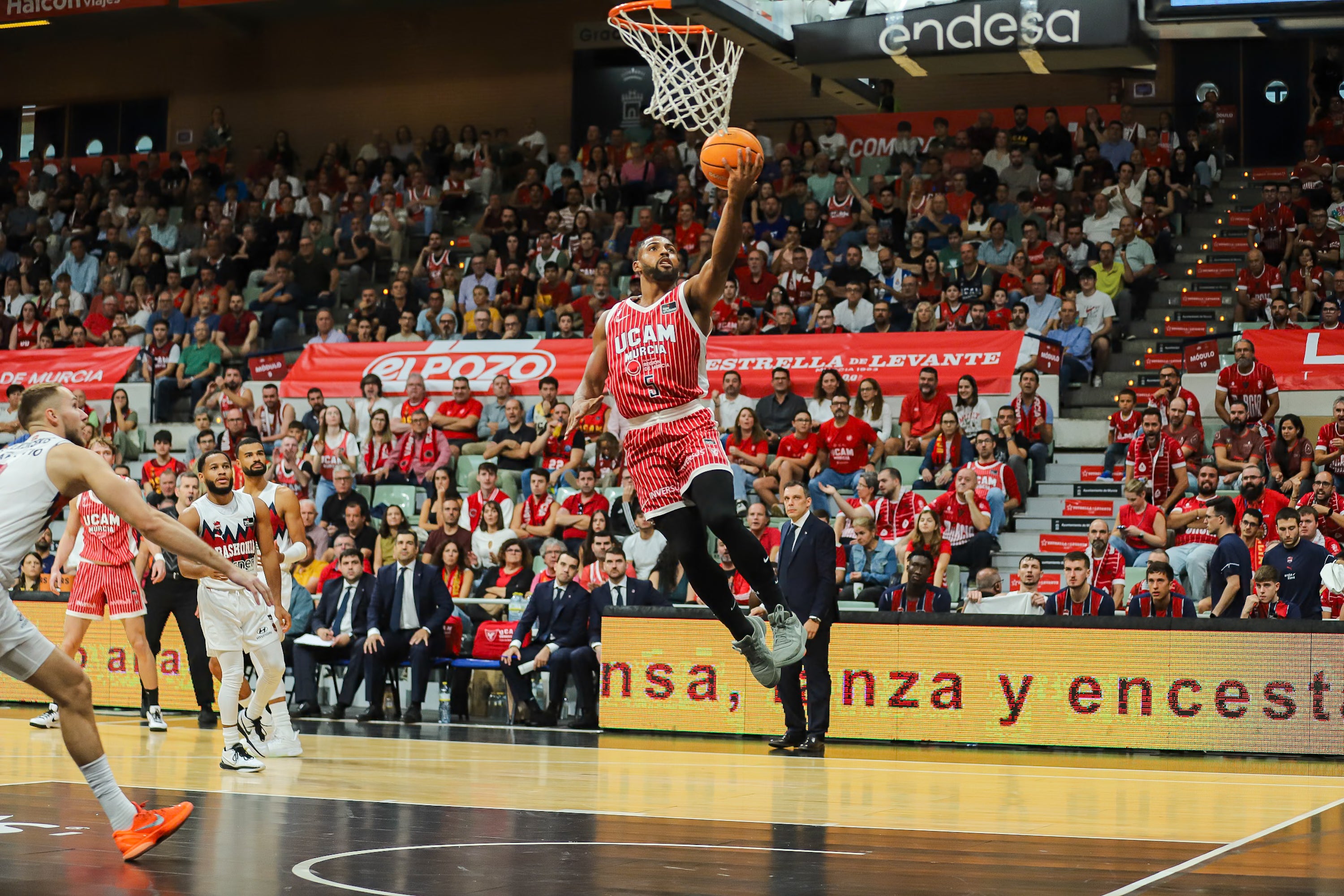 El UCAM Murcia se recompone en casa y vence al Baskonia, en imágenes