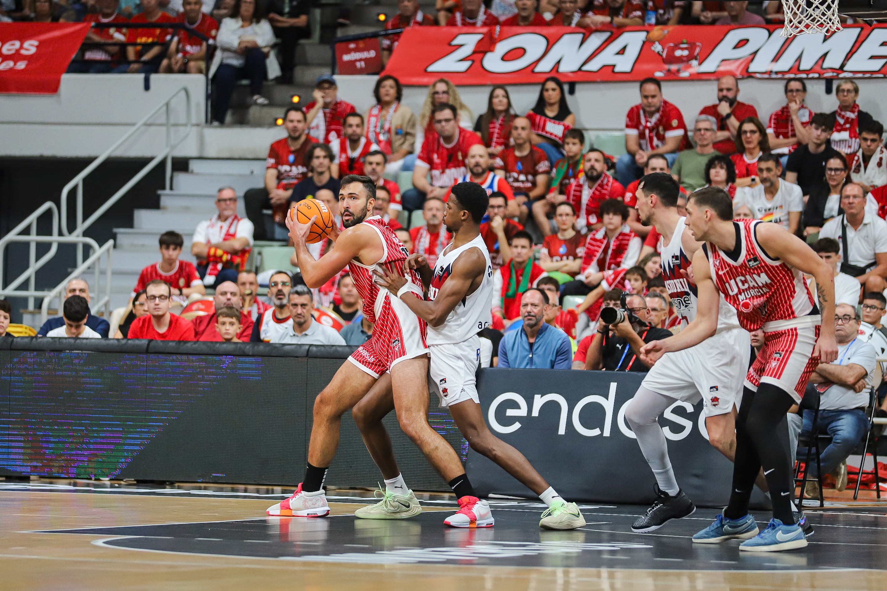 El UCAM Murcia se recompone en casa y vence al Baskonia, en imágenes
