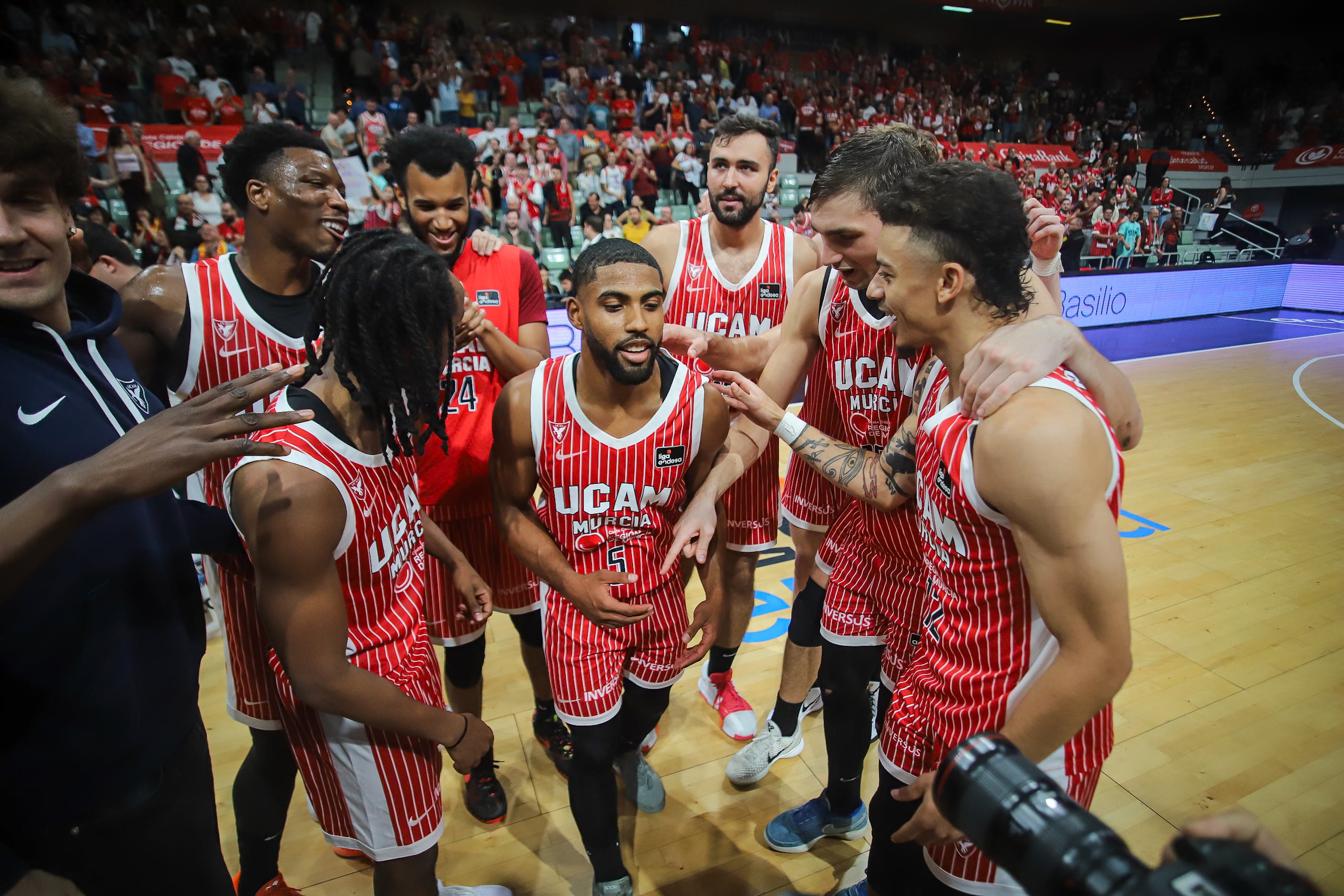 El UCAM Murcia se recompone en casa y vence al Baskonia, en imágenes