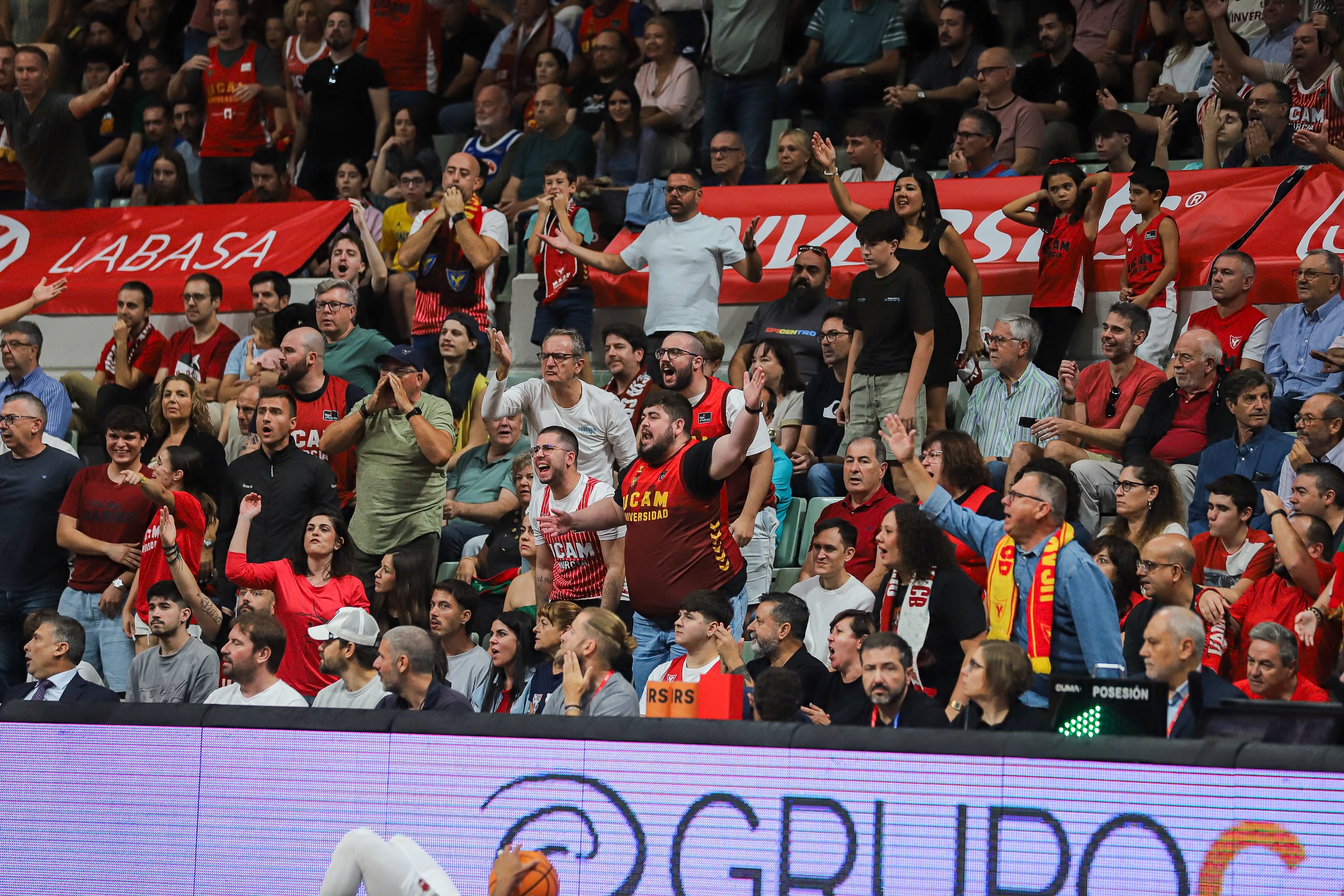 El UCAM Murcia se recompone en casa y vence al Baskonia, en imágenes