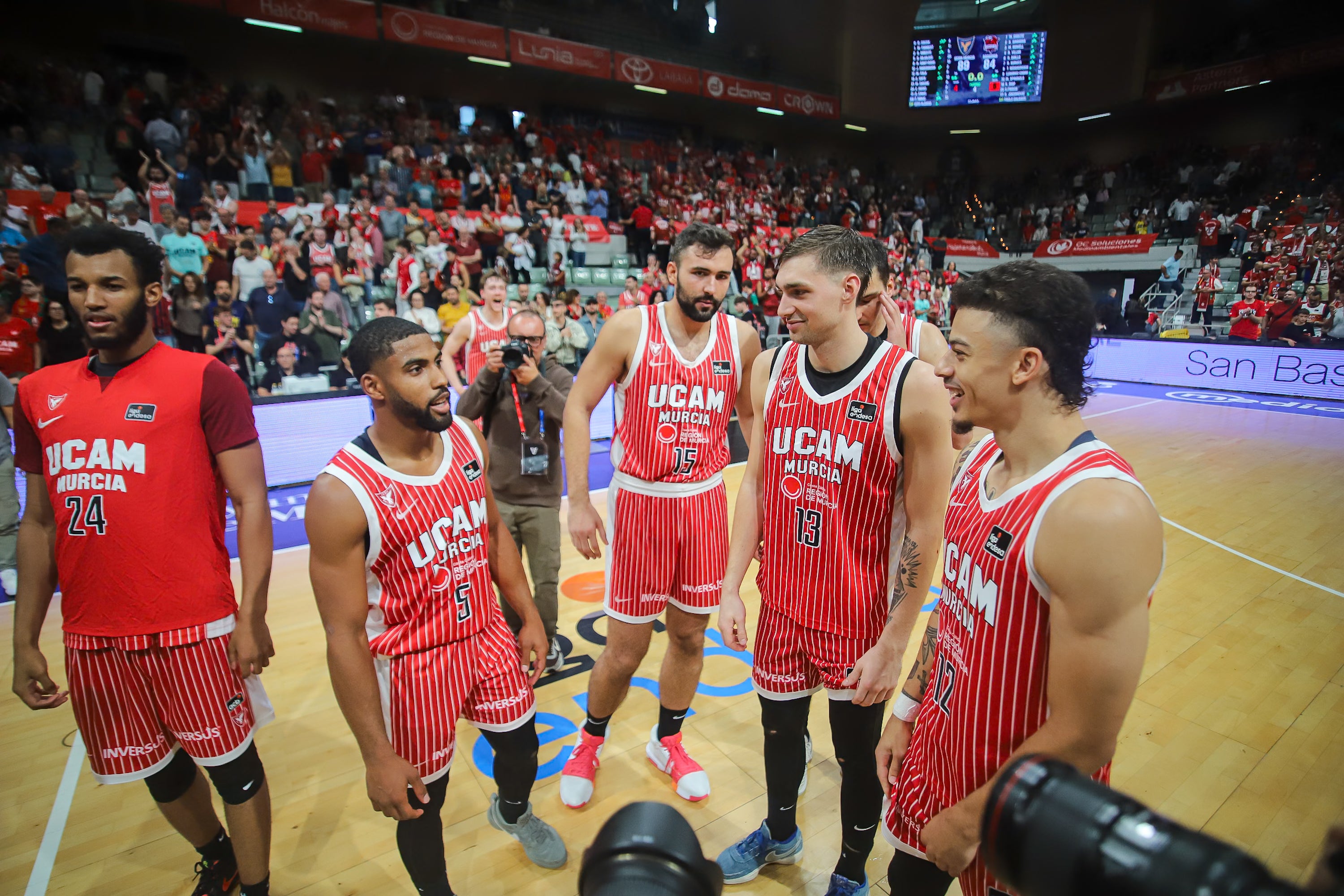 El UCAM Murcia se recompone en casa y vence al Baskonia, en imágenes