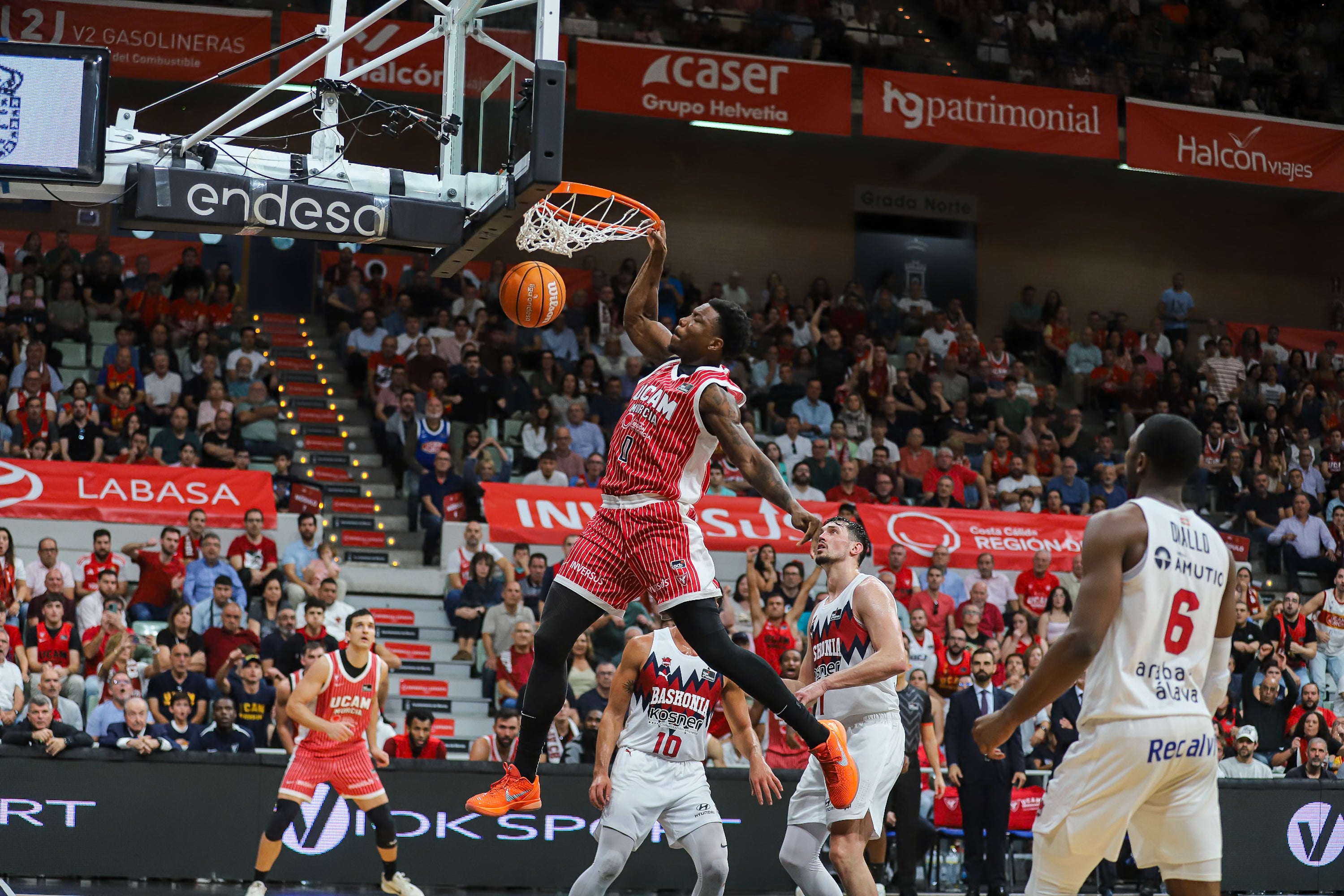 El UCAM Murcia se recompone en casa y vence al Baskonia, en imágenes
