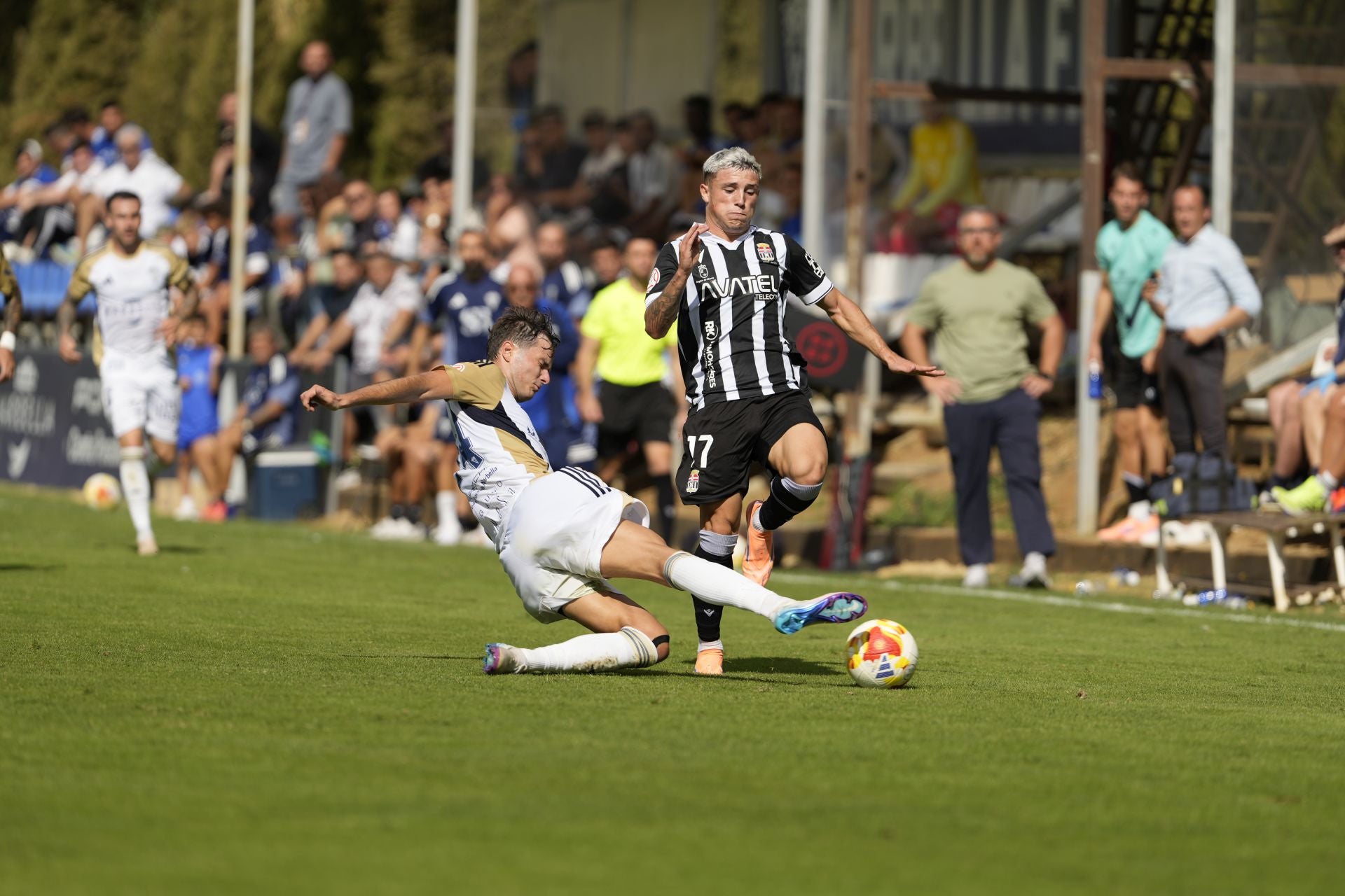 El Cartagena cambia su imagen fuera de casa, pero sigue sin ganar, en imágenes