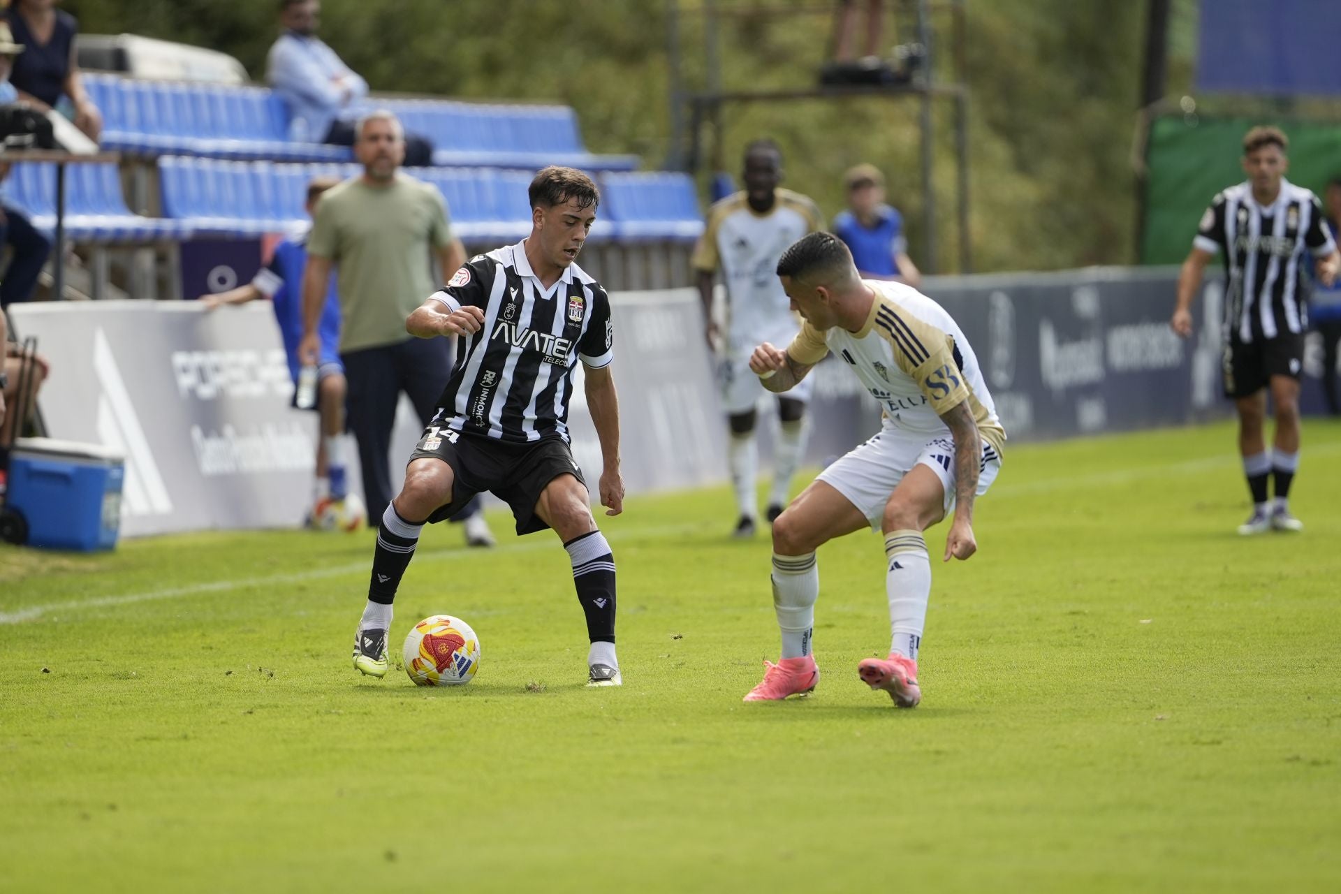 El Cartagena cambia su imagen fuera de casa, pero sigue sin ganar, en imágenes