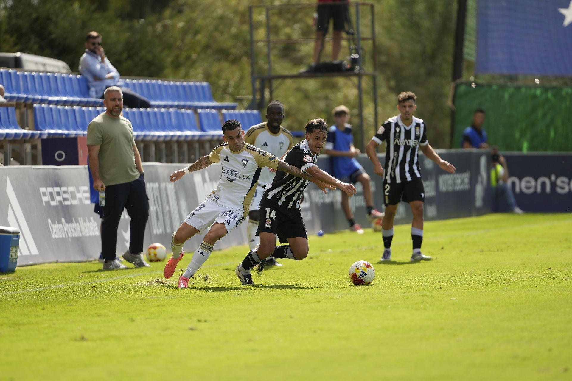El Cartagena cambia su imagen fuera de casa, pero sigue sin ganar, en imágenes