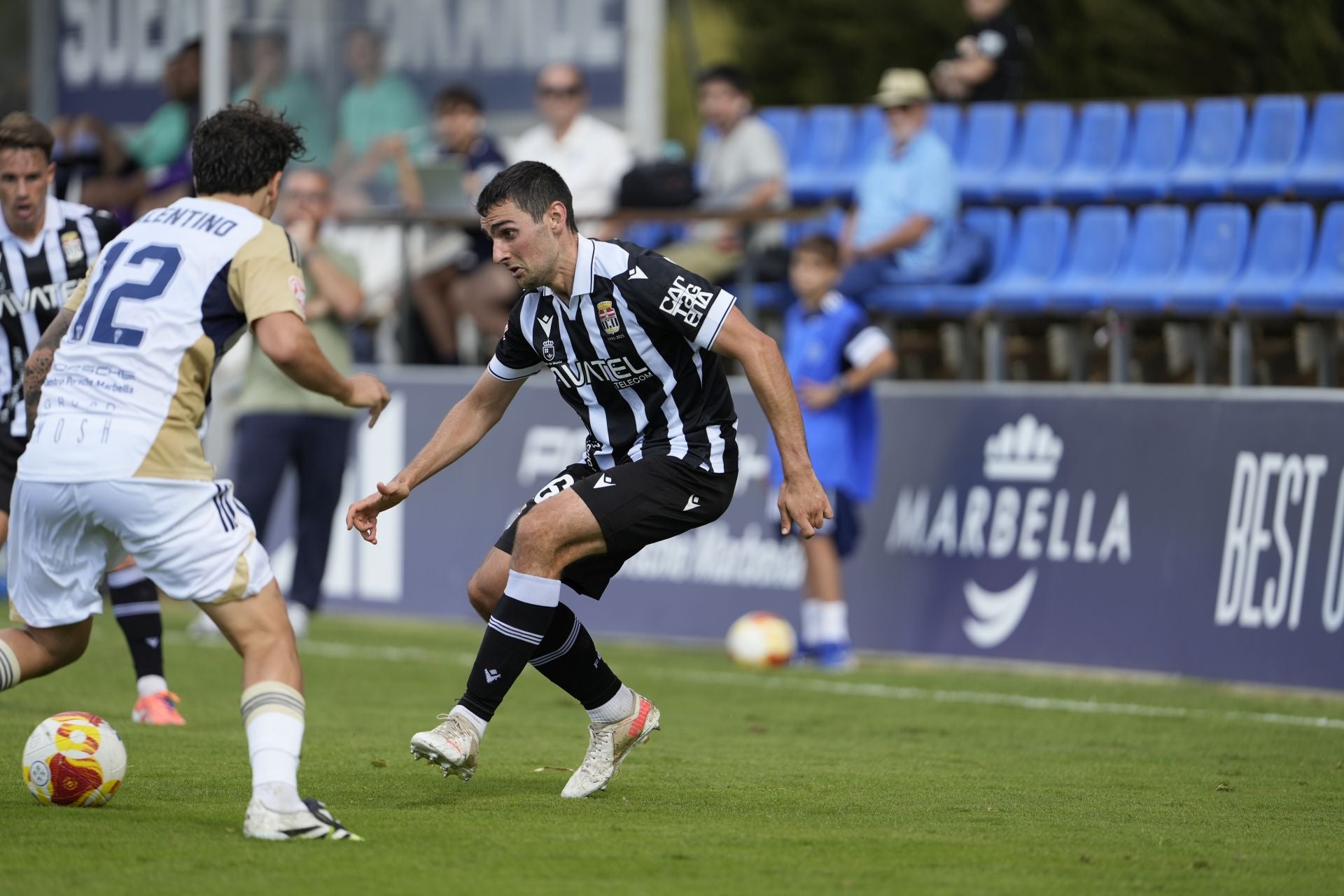 El Cartagena cambia su imagen fuera de casa, pero sigue sin ganar, en imágenes