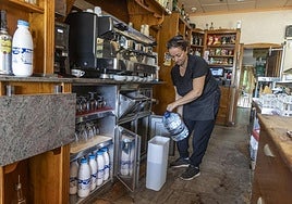 María Dolores Martínez, del café bar Fina, en El Jimenado, este lunes, en su establecimiento, sin agua potable.