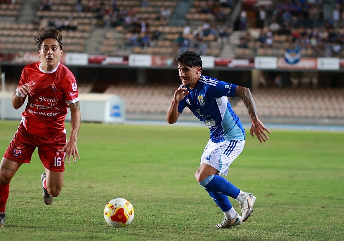 Kike Carrasco, de la Minera, en tareas defensivas.