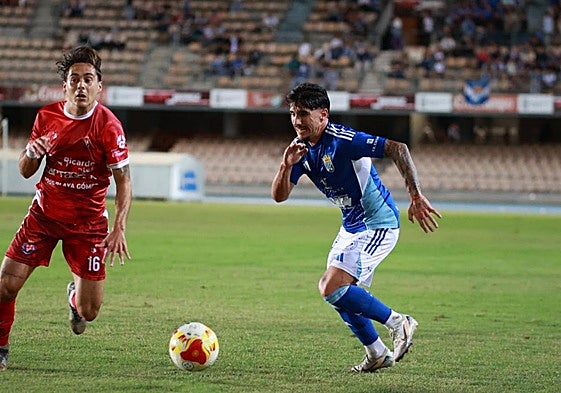 Kike Carrasco, de la Minera, en tareas defensivas.