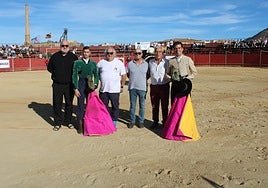 Entrega del trofeo a Rubén Pinar y Parrita como triunfadores del festival de 2024.