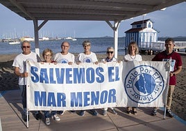 Miembros de la plataforma Pactopor el Mar Menor, en la playa dela Concha de Los Alcázares.