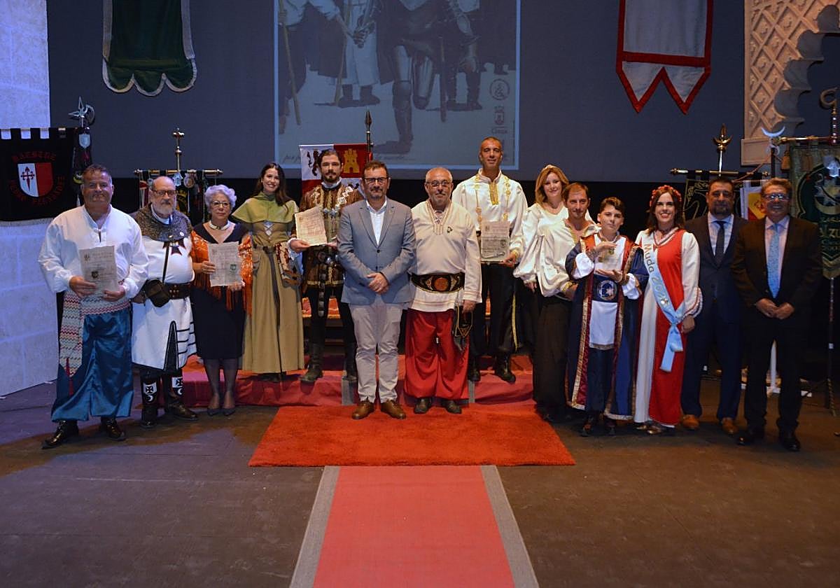 Los festeros del Escudo durante el acto de presentación de cargos.