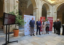 Lorca Planes (derecha), junto a representantes municipales y de la hermandad, ayer en el Palacio Episcopal.