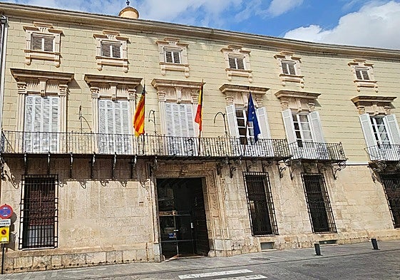 Entrada principal del Ayuntamiento de Orihuela.