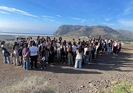 Alumnos de cuarto de Medicina de la UMU este sábado, en la ladera de la bahía de Portmán, junto al lavadero Roberto.