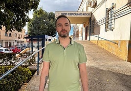 Juan Antonio González Gomariz, a las afueras del centro de especialidades médicas.