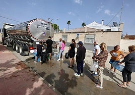 Reparto de agua potable en Torre Pacheco durante el corte del sevicio por los efectos de la dana 'Alice'.